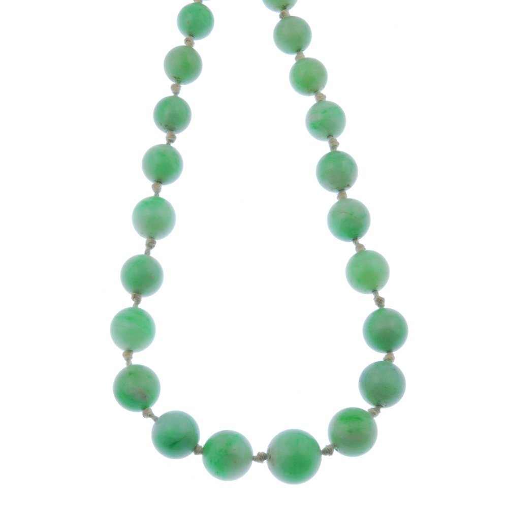 Seven items of Chinese jewellery and loose jade beads. (1 of 3)