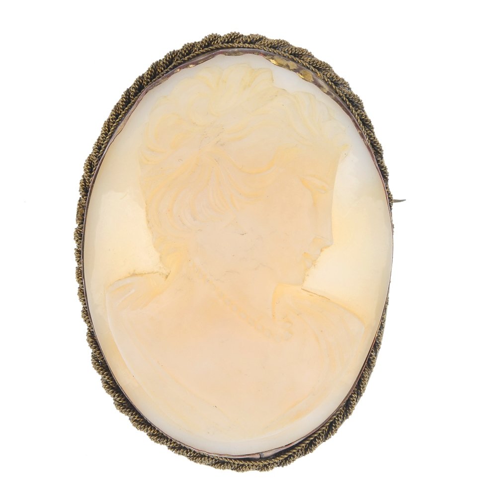 A selection of costume jewellery. (1 of 2)