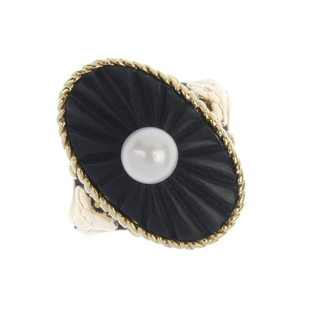 A 14ct gold onyx and cultured pearl dress ring. (1 of 4)