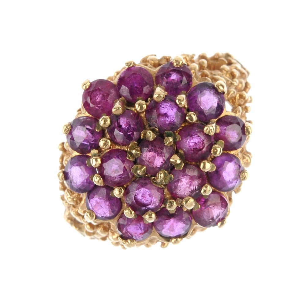 A 1970's  gold ruby cluster ring. (1 of 4)