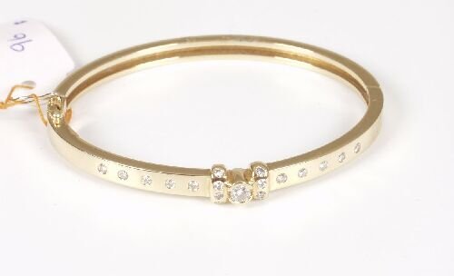 18ct yellow gold hinged bangle with a c