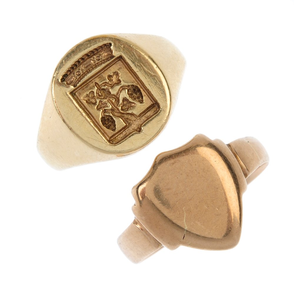 A selection of five 9ct gold signet rings. (1 of 3)