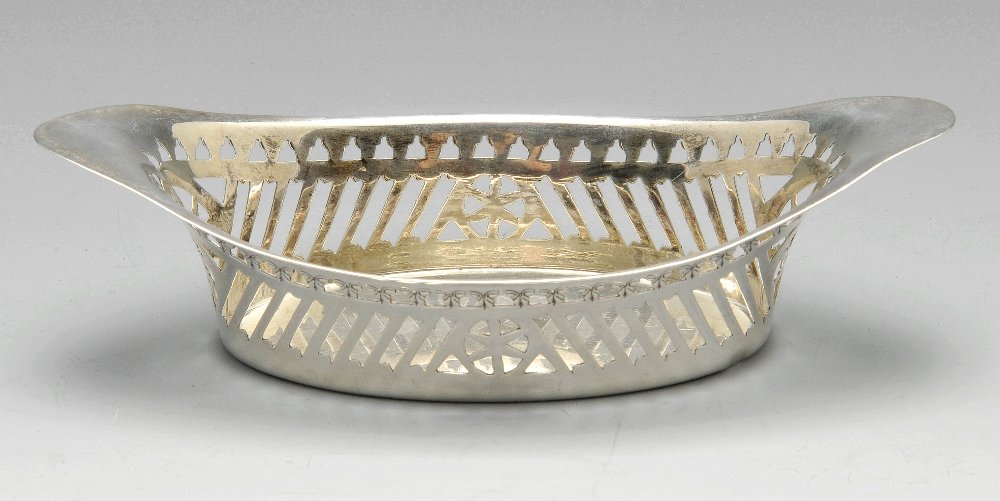 An Edwardian silver bonbon dish. (1 of 5)