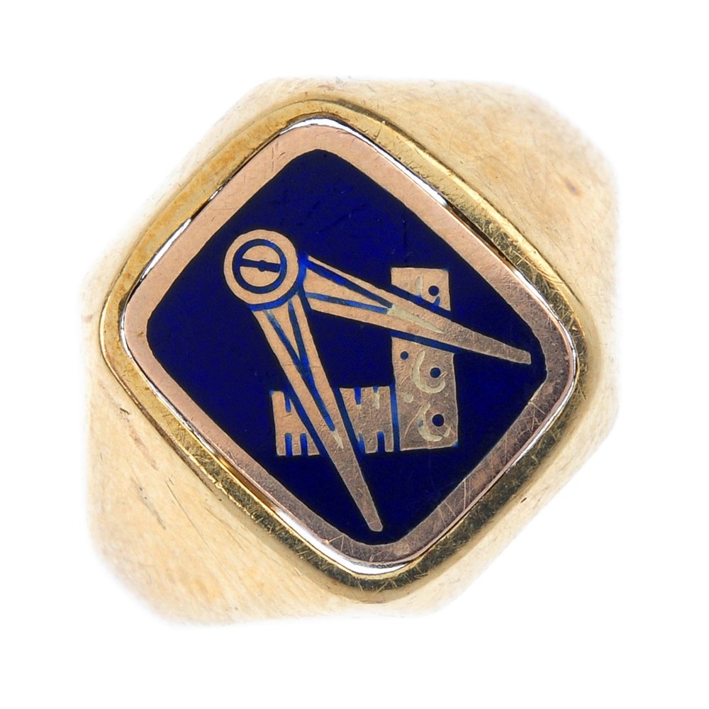 A 9ct gold Masonic enamel swivel ring. (1 of 4)