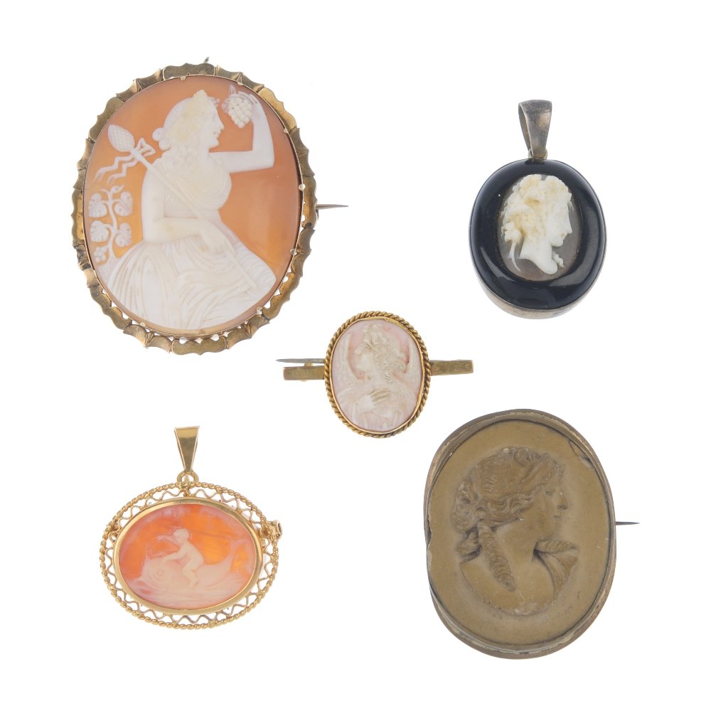 Five items of cameo jewellery. (1 of 2)