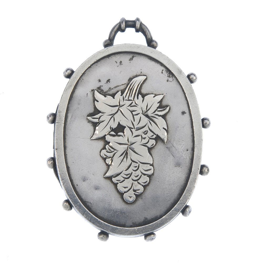 A late Victorian silver locket. (1 of 2)