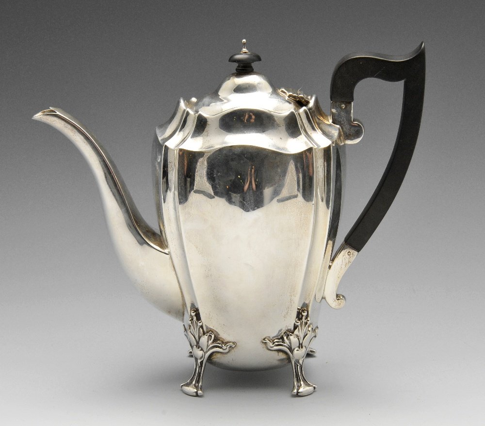 An Edwardian silver hot water pot. (1 of 4)