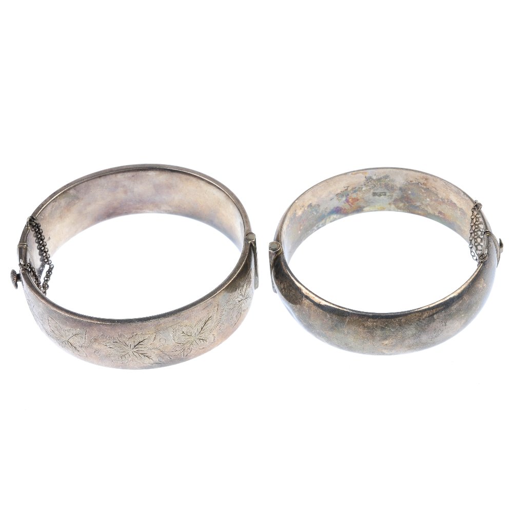 Four silver hinged bangles. (1 of 2)