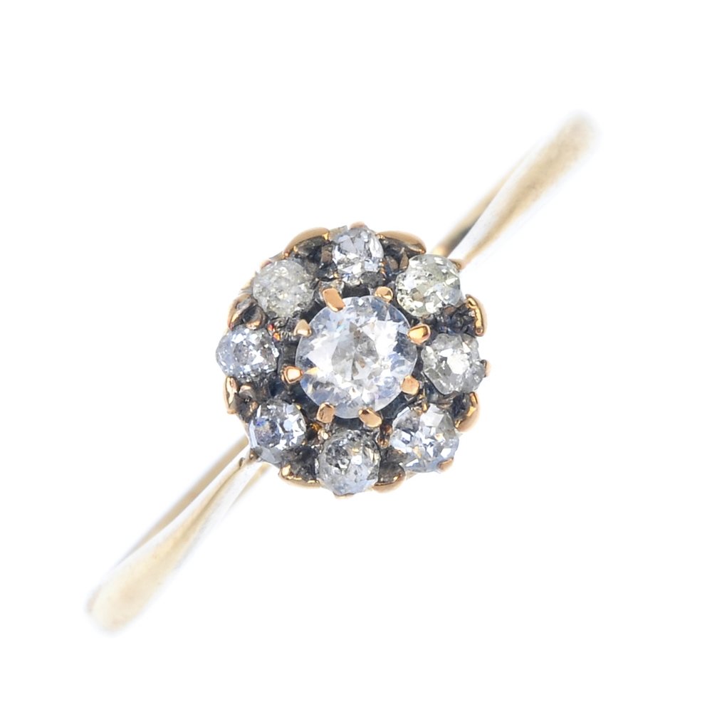 An early 20th century diamond cluster ring. (1 of 3)