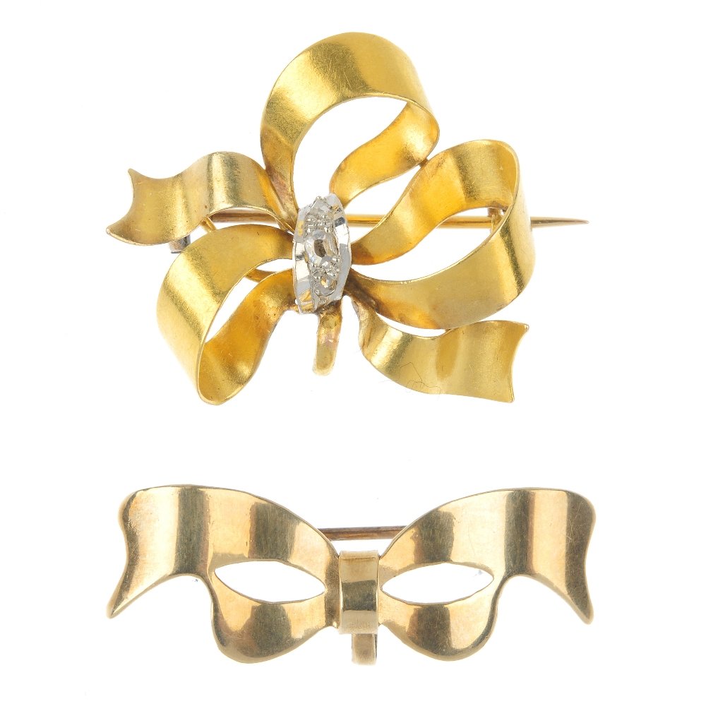 A selection of three brooches. (1 of 2)