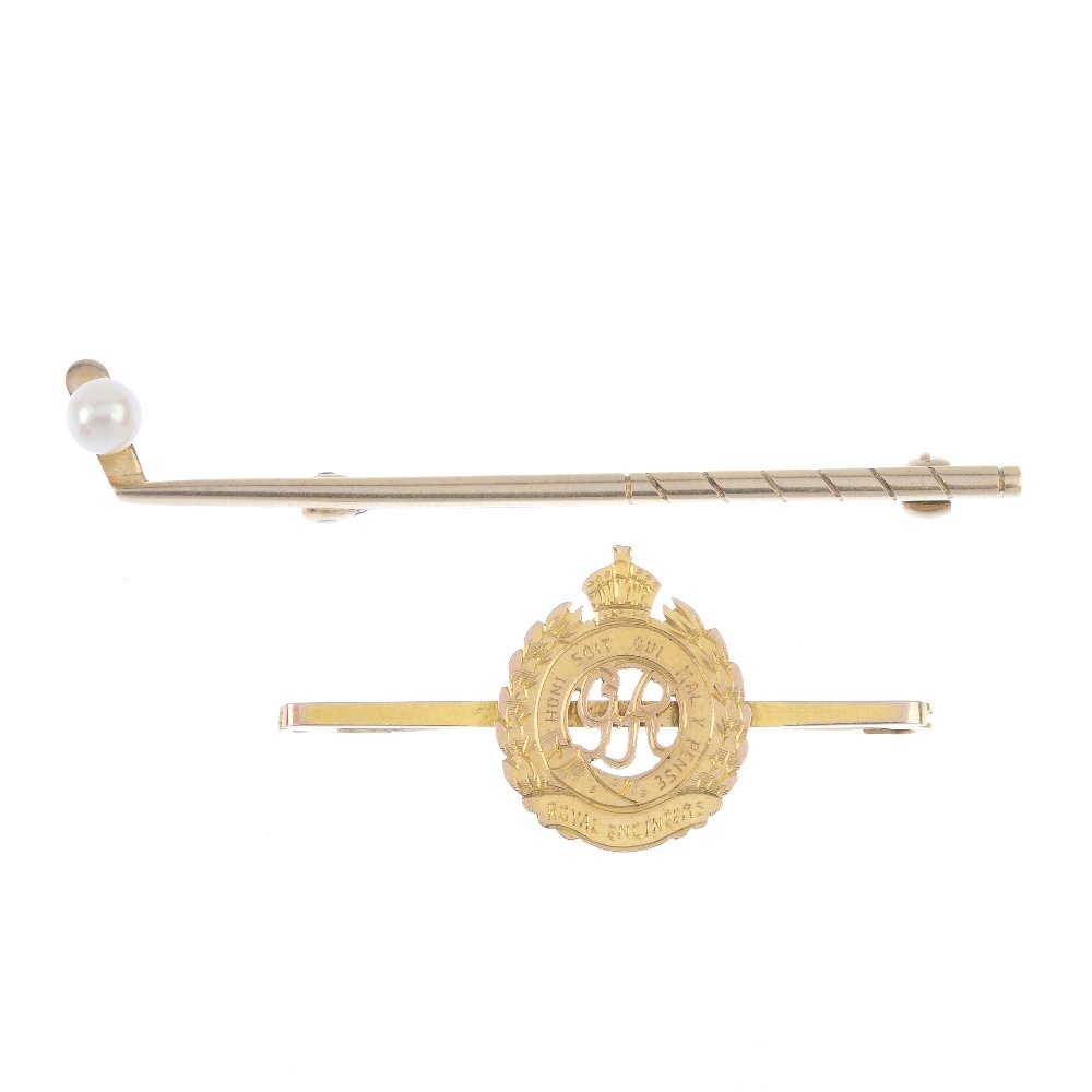 A selection of three brooches. To include a cultured (1 of 2)