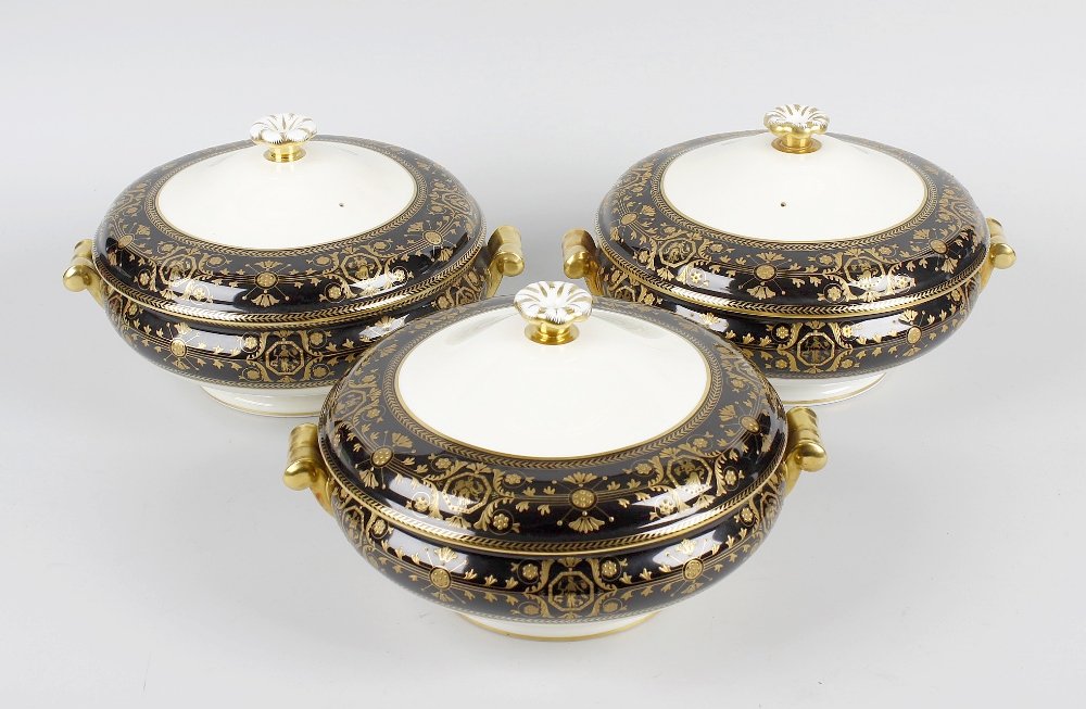 A selection of Wedgwood and Bentley Black Astbury: A selection of Wedgwood and Bentley Black Astbury dinnerwares, comprising six dinner plates, four dessert plates, three soup plates, three side plates, four tea saucers, three tea cups, three covered 