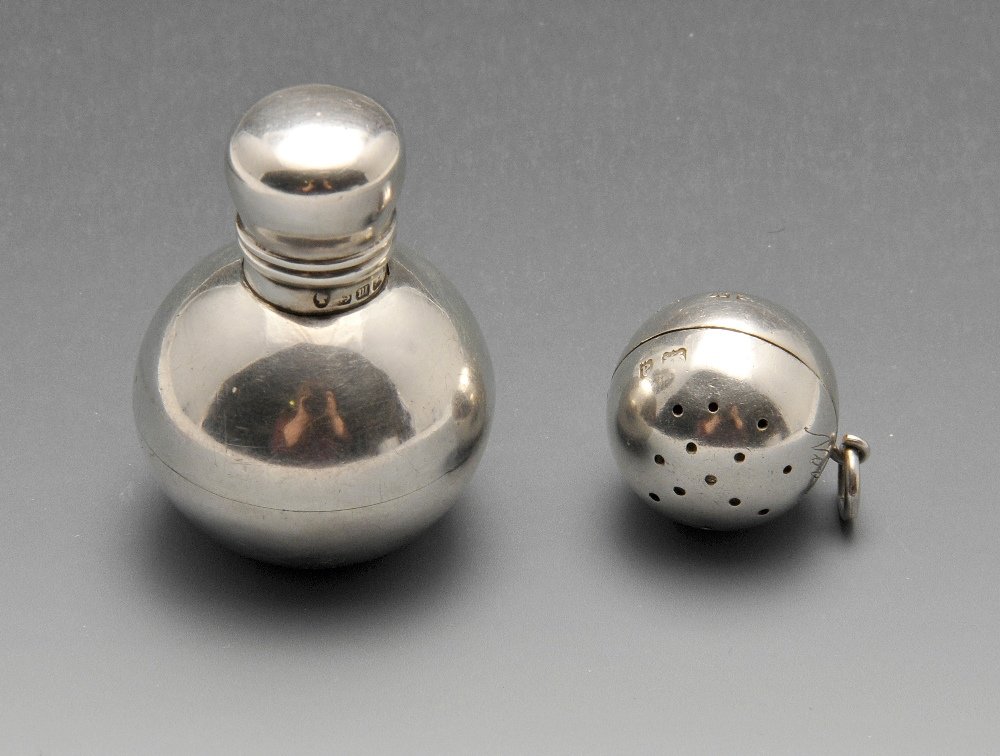 A Victorian silver scent bottle, the bulbous body (1 of 6)