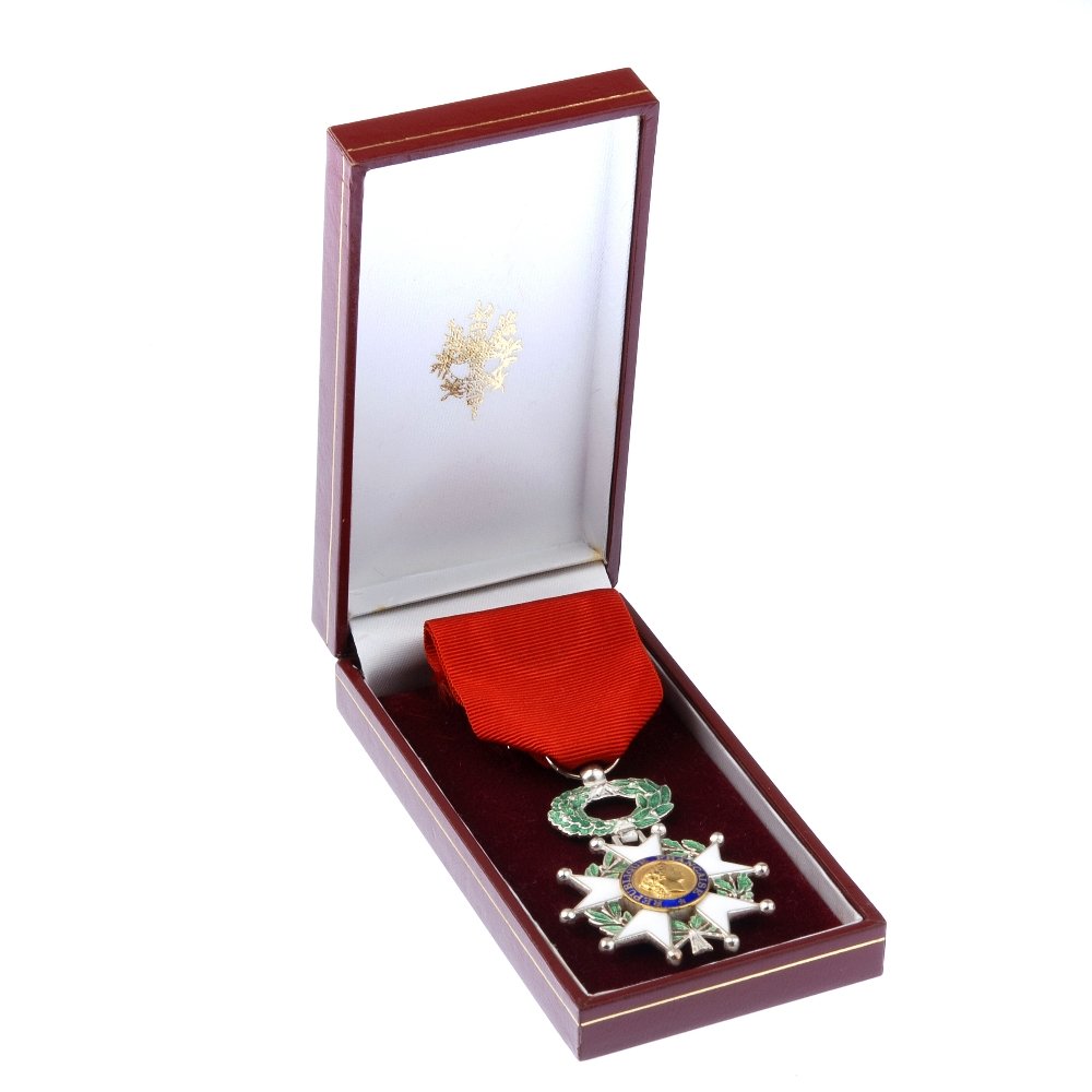 France, LÃ©gion dâ€™Honneur, 5th Republic, Knightâ€™s: France, LÃ©gion dâ€™Honneur, 5th Republic, Knightâ€™s badge, gilt and enamel cross with laurels, in case of issue. As issued. As issued.