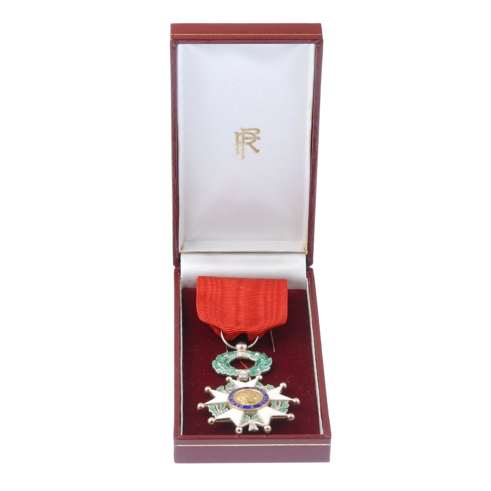 France, LÃ©gion dâ€™Honneur, 5th Republic, Knightâ€™s: France, LÃ©gion dâ€™Honneur, 5th Republic, Knightâ€™s badge, gilt and enamel cross with laurels, in case of issue. As issued. As issued.