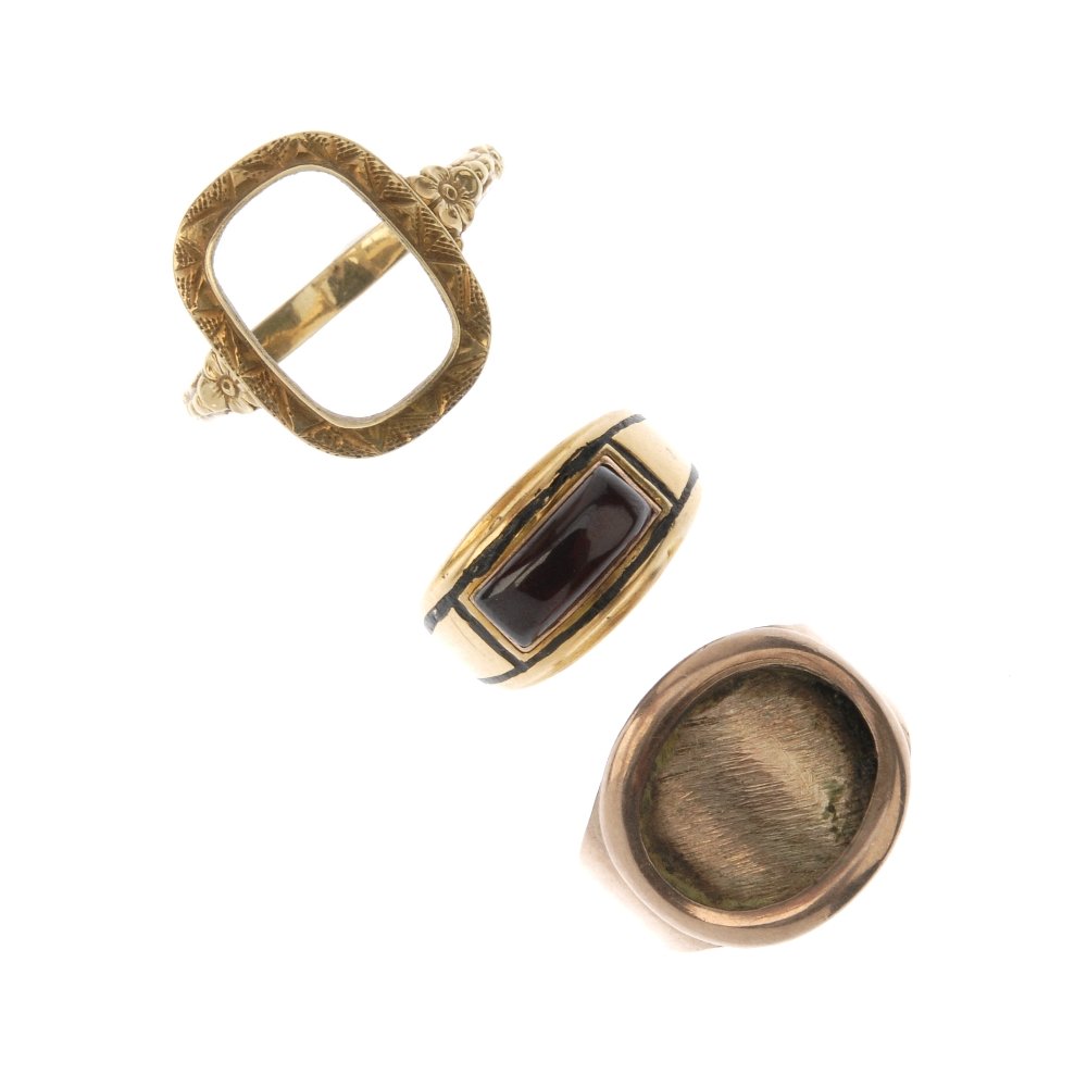 A selection of three mid 19th and 20th century gold (1 of 3)