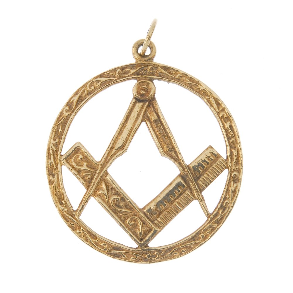 A 9ct gold Masonic pendant. Hallmarks for London, 1979. (1 of 2)