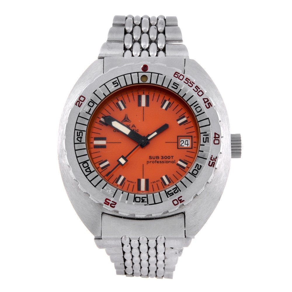 DOXA - a gentleman's Sub 300T bracelet watch. Stainless (1 of 4)