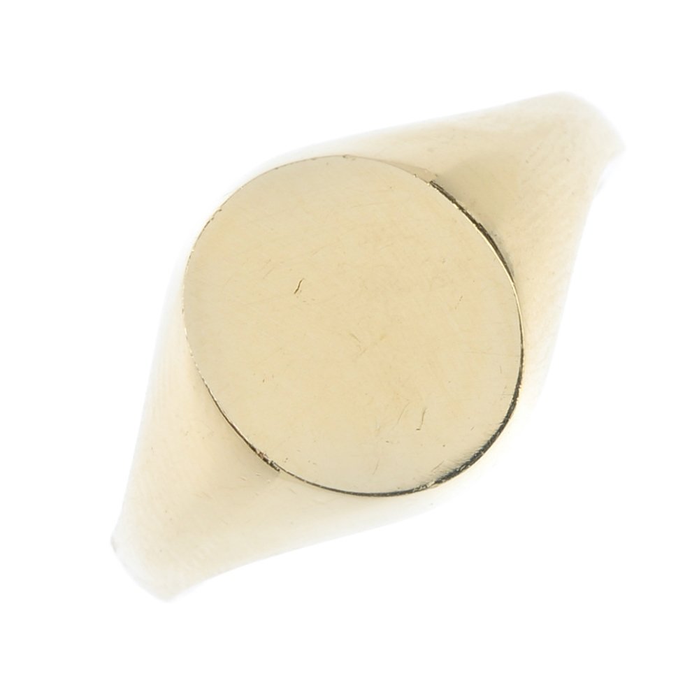 A gentleman's 18ct gold signet ring. The oval panel, (1 of 3)