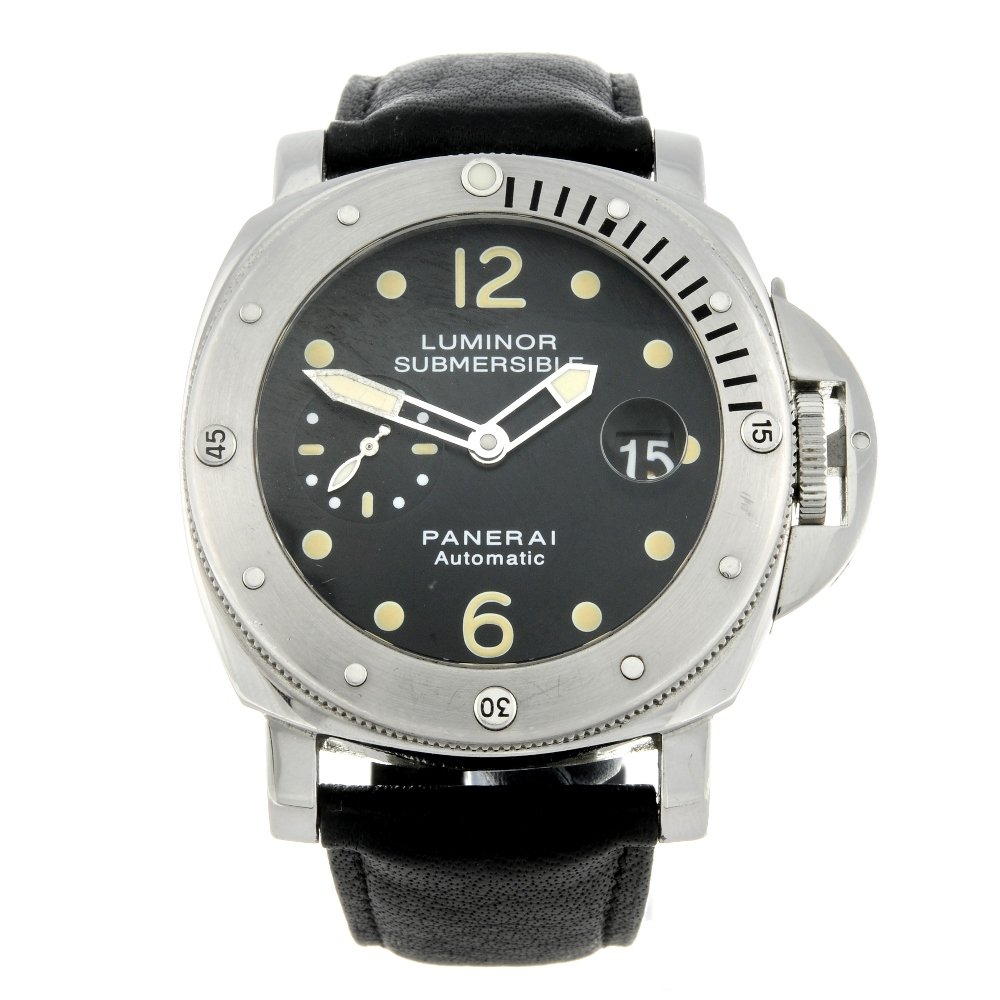 PANERAI - a gentleman's Luminor Submersible wrist (1 of 4)