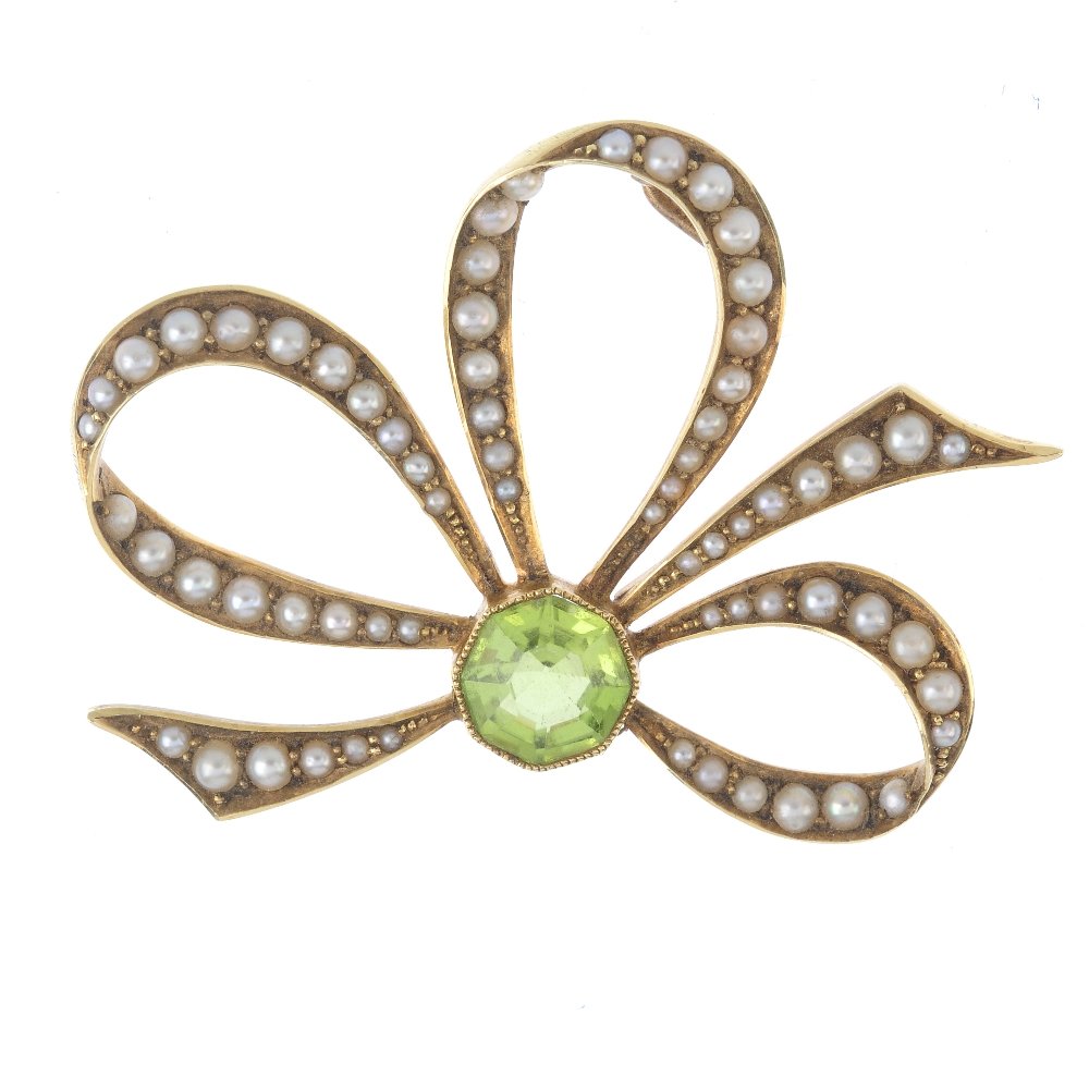 An Edwardian 15ct gold peridot and split pearl pendant. (1 of 2)