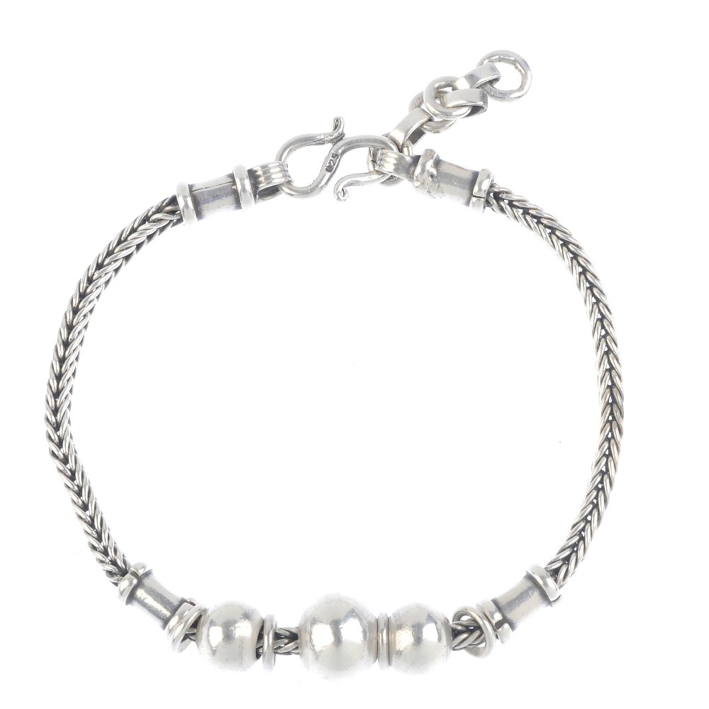 A selection of silver and white metal jewellery. To: A selection of silver and white metal jewellery. To include a Scottish design agate brooch with Celtic design surround and a rectangular labradorite cabochon ring. (17) Many with marks to indicate sil