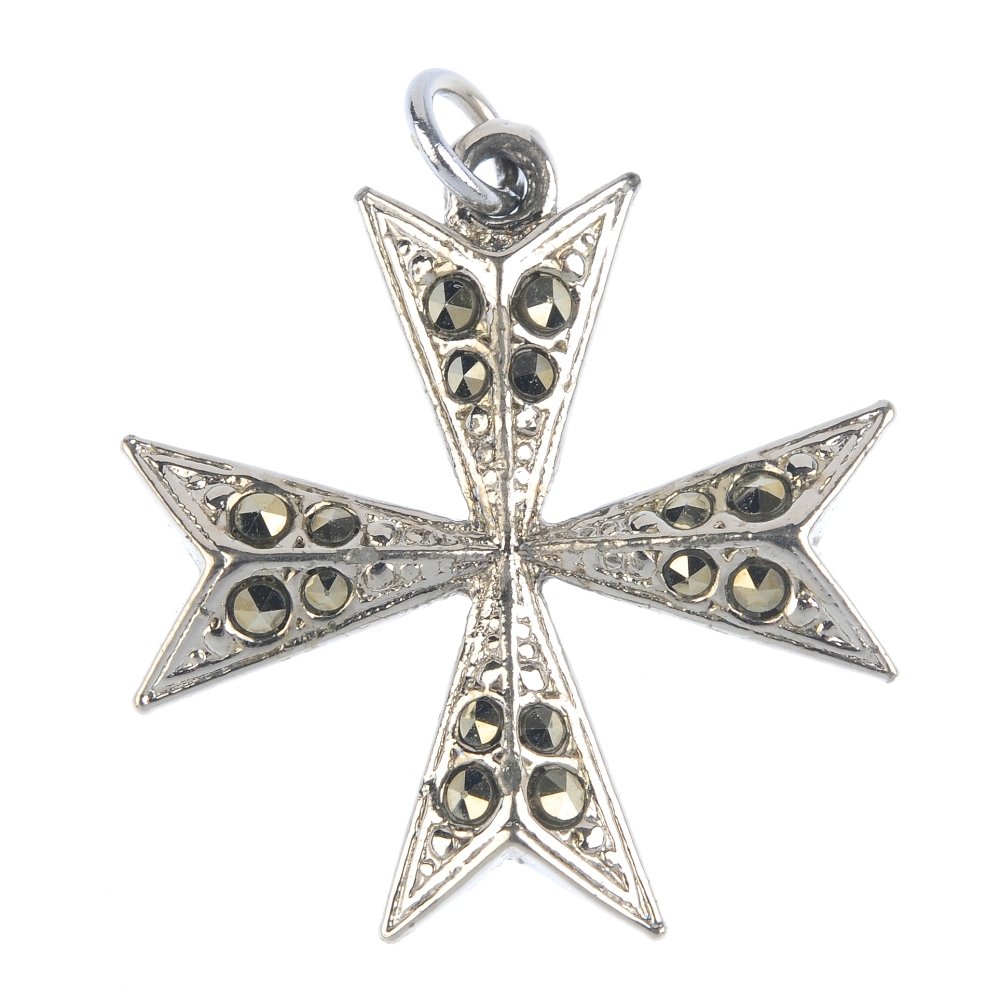 A selection of jewellery. To include a collection of: A selection of jewellery. To include a collection of faceted black gem beads, a pair of Montblanc cufflinks, one AF, and a freshwater pearl necklace. Some AF. Lengths 0.8 to 83cms. The overall conditi