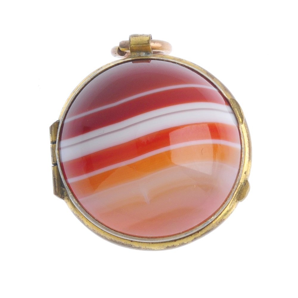 A selection of banded agate jewellery and beads. To (1 of 4)