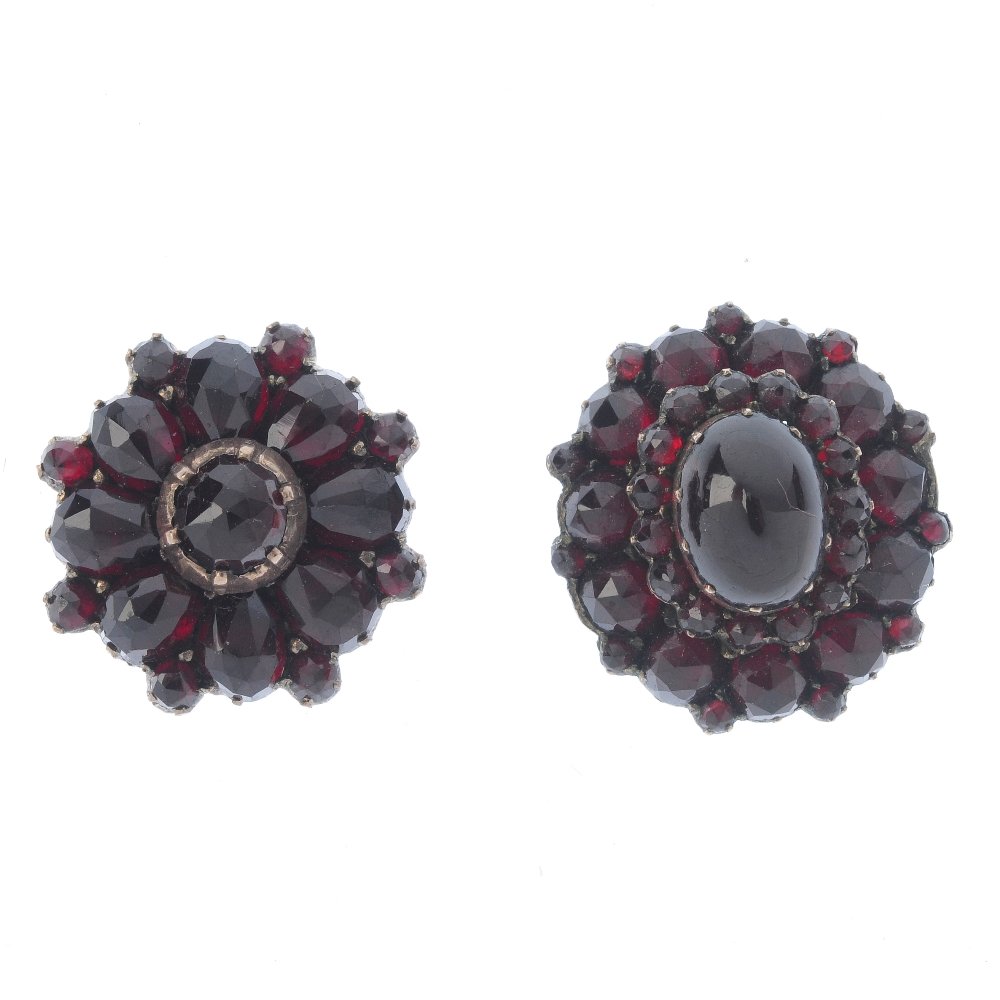A selection of garnet jewellery pieces. To include a (1 of 2)