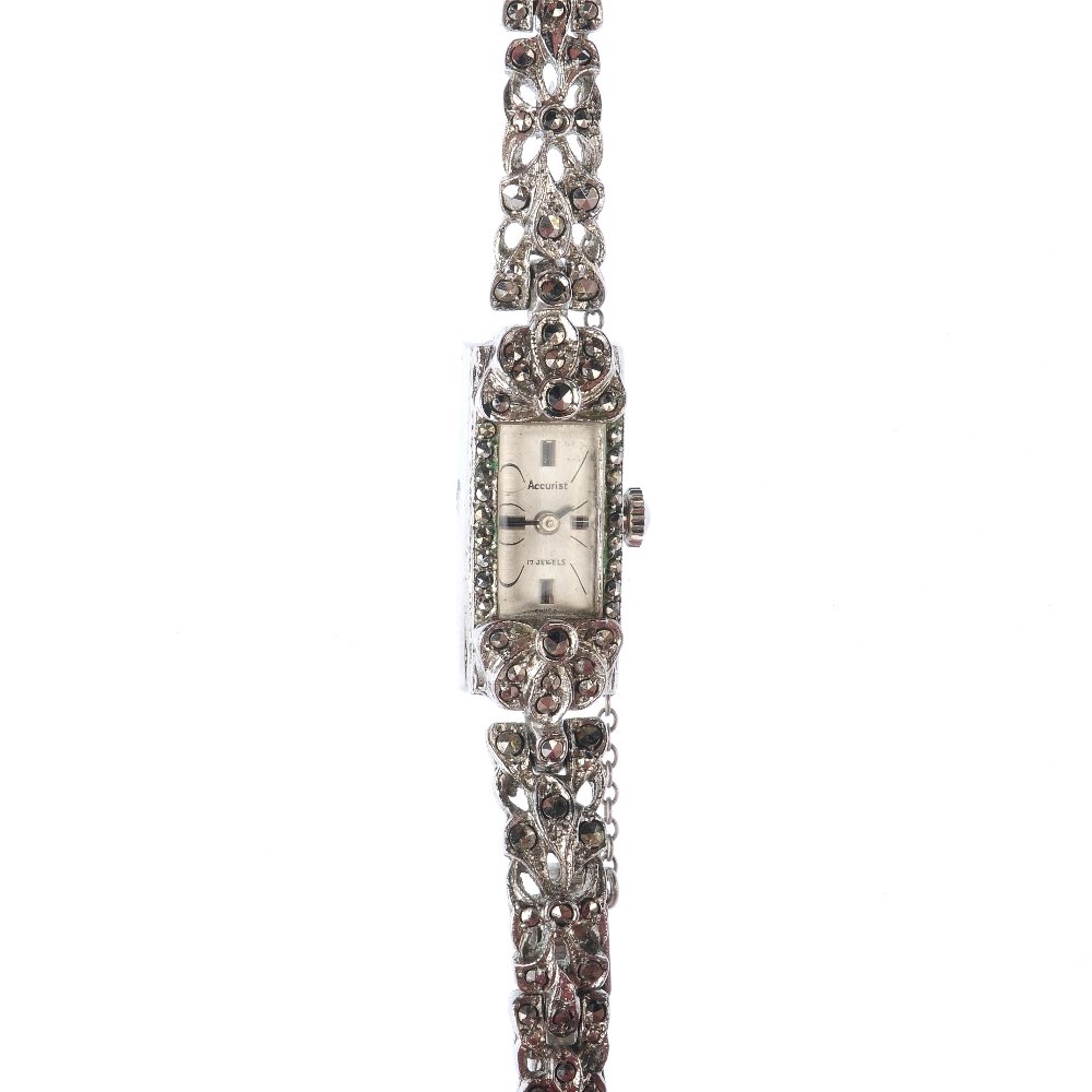 A lady's mid 20th century silver mechanical wind (1 of 2)