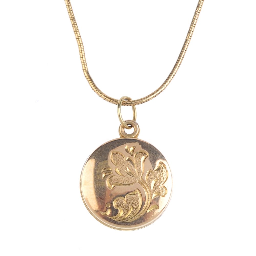 A selection of 9ct gold jewellery. To include a floral (1 of 3)