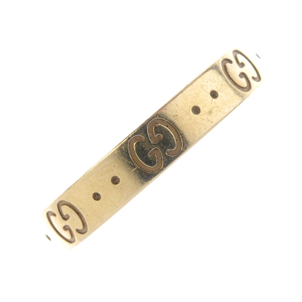 GUCCI - an 18ct gold 'Icon' band ring. With repeating (1 of 1)