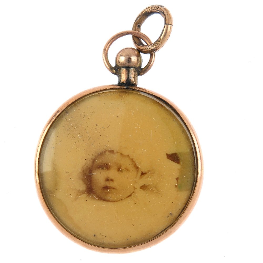 An Edwardian 9ct gold photograph locket. Of circular (1 of 2)