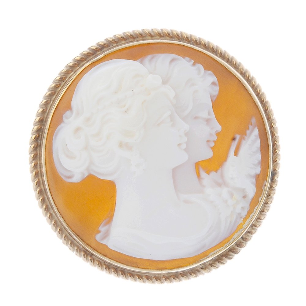 A cameo ring. The circular cameo panel depicting two (1 of 2)