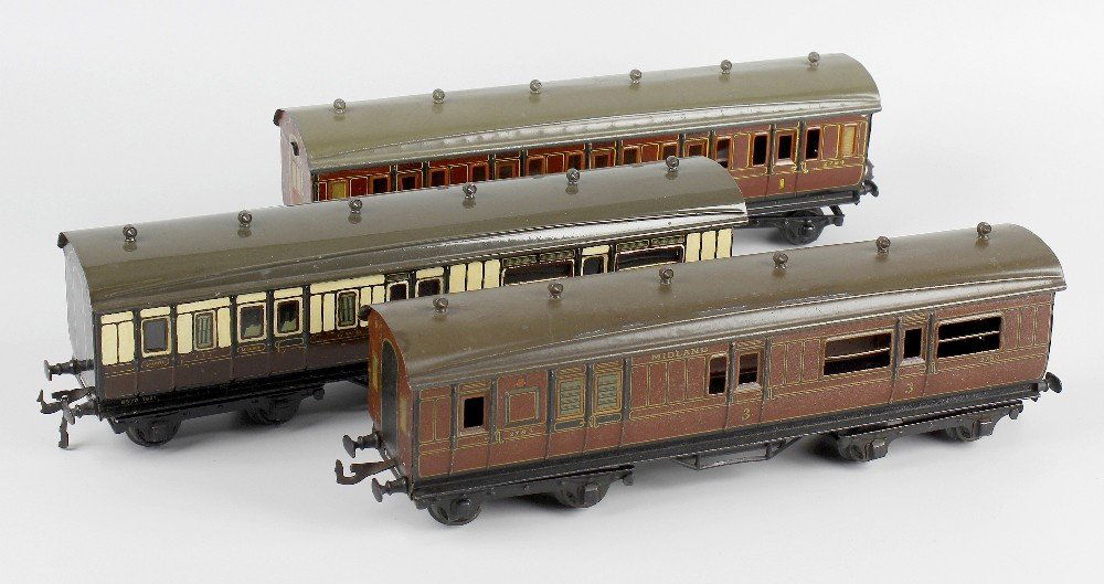 Four Bassett Lowke 0 gauge model railway passenger: Four Bassett Lowke 0 gauge model railway passenger coaches, to include GWR 3rd class composite coach in original box, a similar GWR 1st class passenger coach, and two other coaches in LMS liveries. We