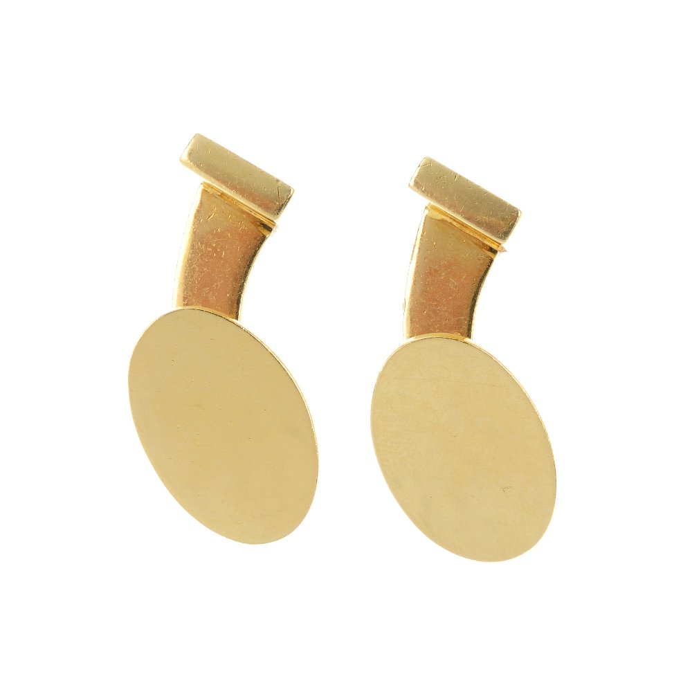 A pair of 18ct gold cufflinks. Each designed as a (1 of 2)