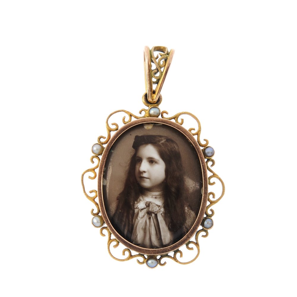 An Edwardian 9ct gold split pearl photograph locket. (1 of 2)
