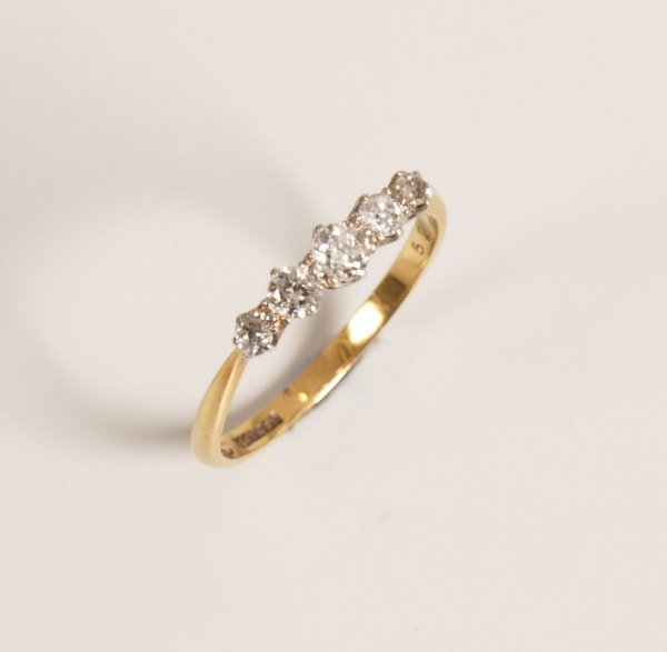18ct gold and platinum mounted five stone graduated