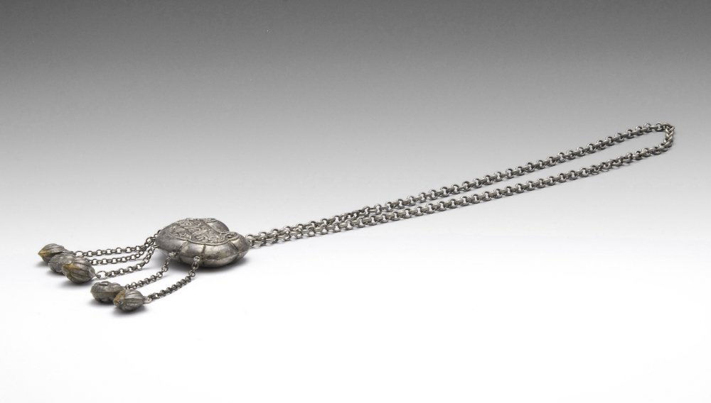 An Oriental pendant on belcher chain of scalloped form (1 of 4)