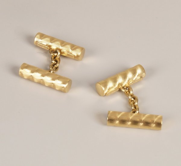 A pair 18ct gold tubular shape chain connecting cu: A pair 18ct gold tubular shape chain connecting cufflinks with engine turned decoration - marked 'Chimento'. Weight 8gms.