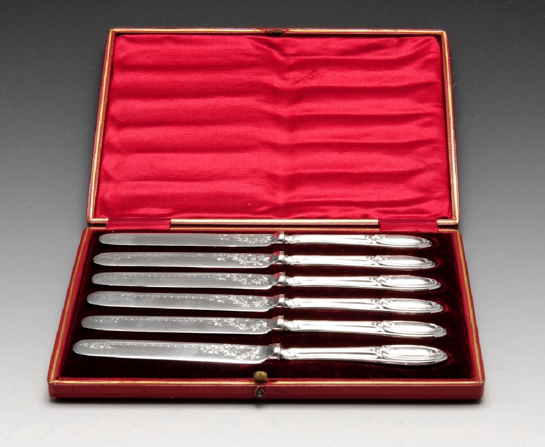 A cased set of Edwardian silver handled dessert knives: A cased set of Edwardian silver handled dessert knives with trailing floral engraving to the blades, hallmarked Sheffield 1908. Together with a selection of George III silver flatware to include a pro