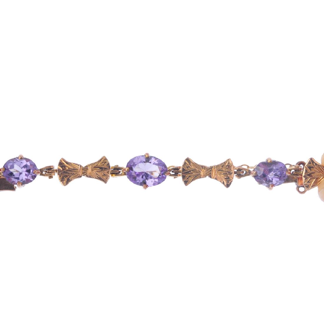 A synthetic sapphire bracelet. The oval-shape synthetic (1 of 3)