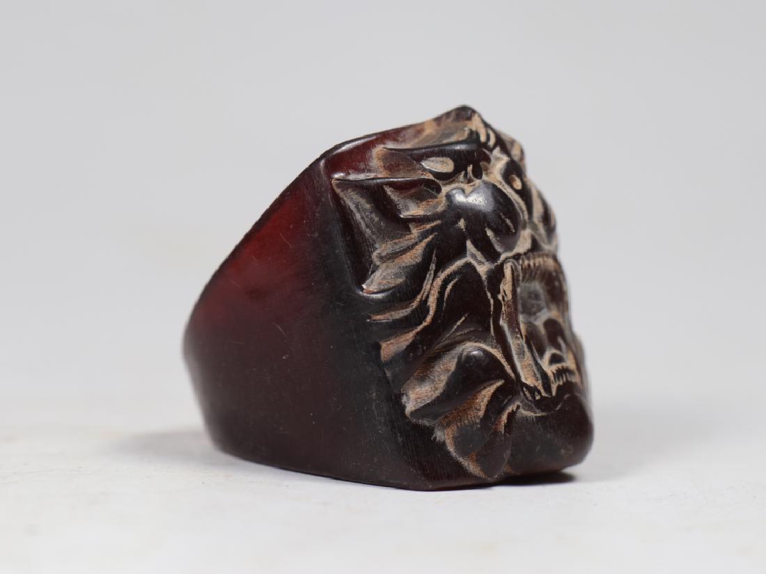 an ox horn carving lion statue ring: an ox horn carving lion statue ring: length-3.0cm width-2.9cm heigth-3.5cm caliber-2.2 cm weight-12.1g