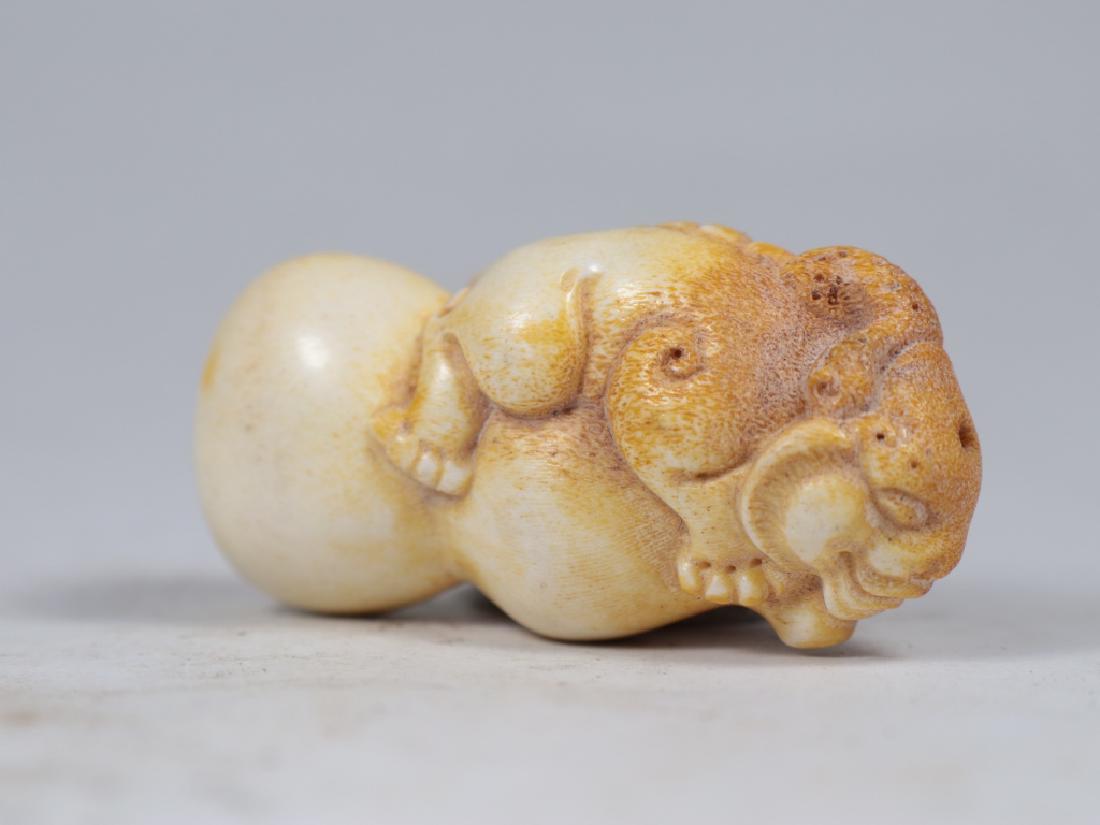 an ox horn carving tiger statue: an ox horn carving tiger statue: length-5.0cm width-2.5cm heigth-1.7cm weight-15.7g