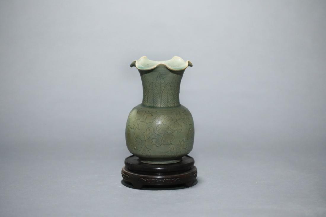 Green glazed peony pattern ruffle lip bottle (1 of 5)