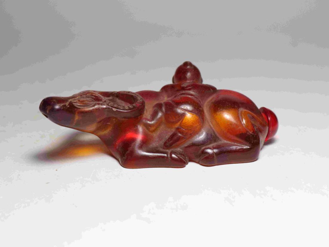 AMBER CROUCHING COW SNUFF BOTTLE DECORATION (1 of 7)