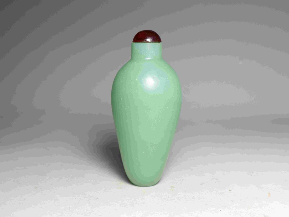 GLASS SNUFF BOTTLE: Glass snuff bottle. Size(97*44), 136.7g