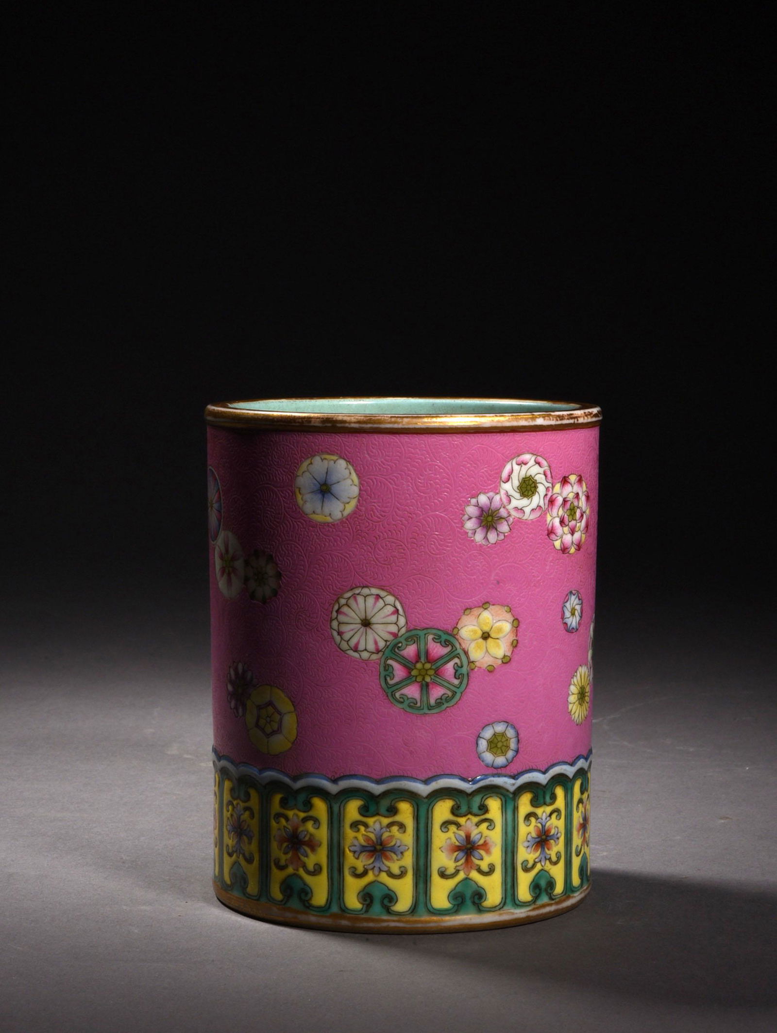 A FAMILLE ROSE SGRAFFIATO BRUSH POT, 18TH CENTURY (1 of 4)