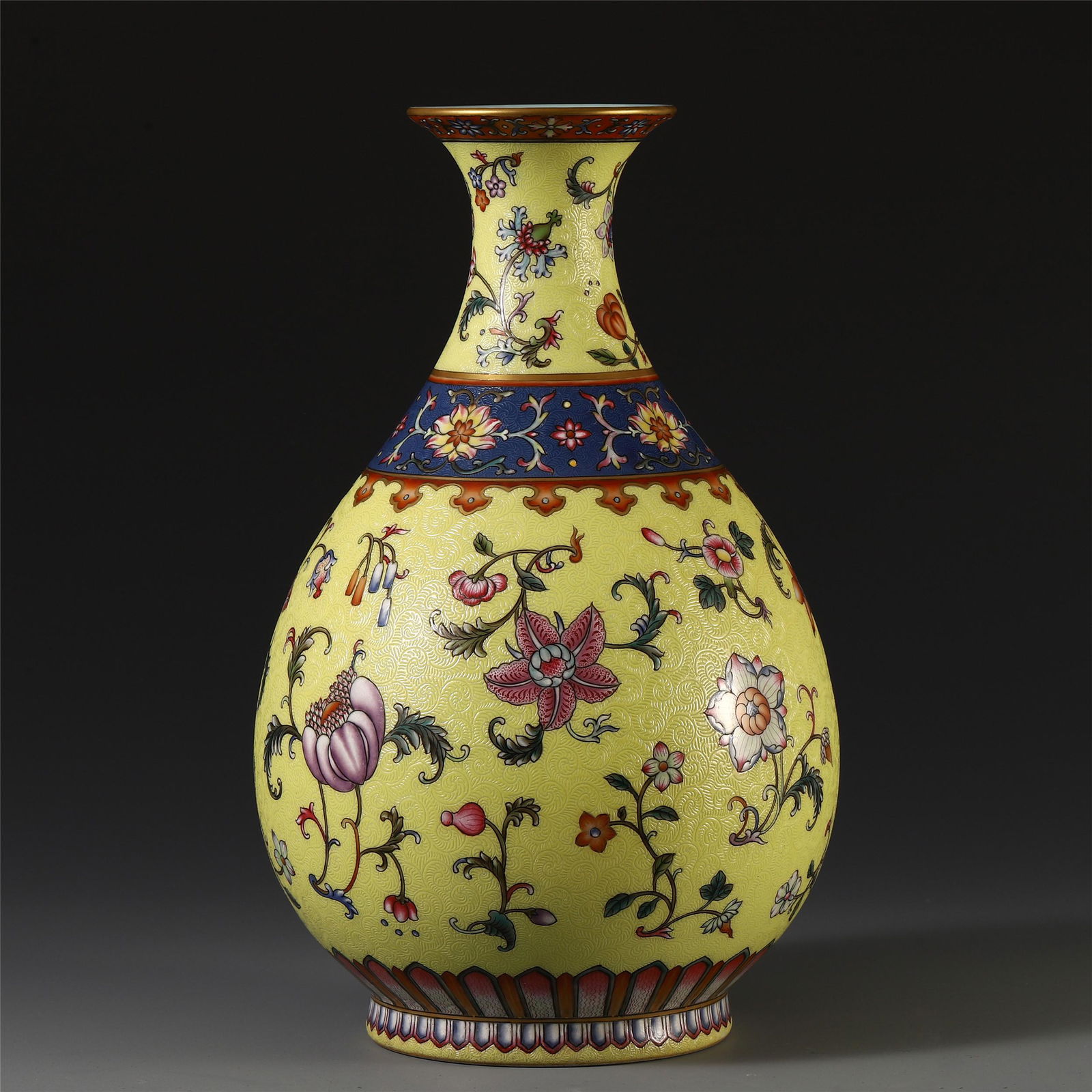 A CHINESE FAMILLE ROSE FLOWER VASE (1 of 7)