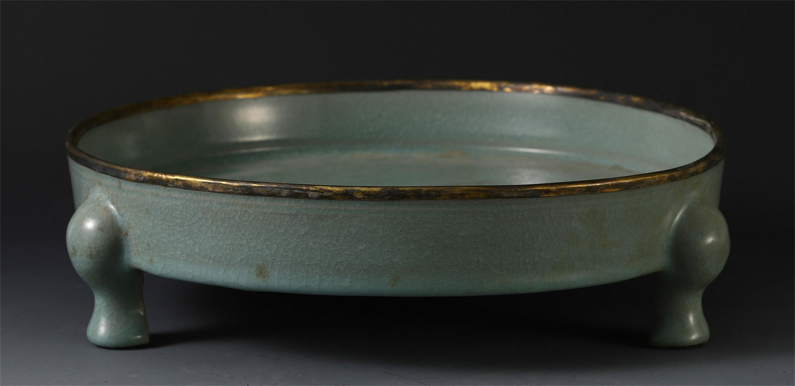 A CHINESE CELADON GLAZE TRIPLE FEET TRAY (1 of 6)